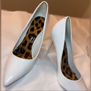 WHITE AKIRA HEELS SIZE 10